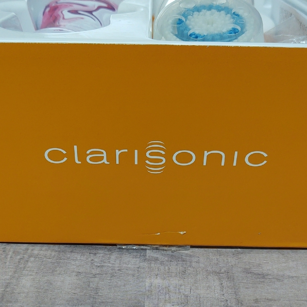 Clarisonic~Mia 2~Sonic Facial Cleanser~Bundle with Brush Heads~NWT! - Picture 2 of 8